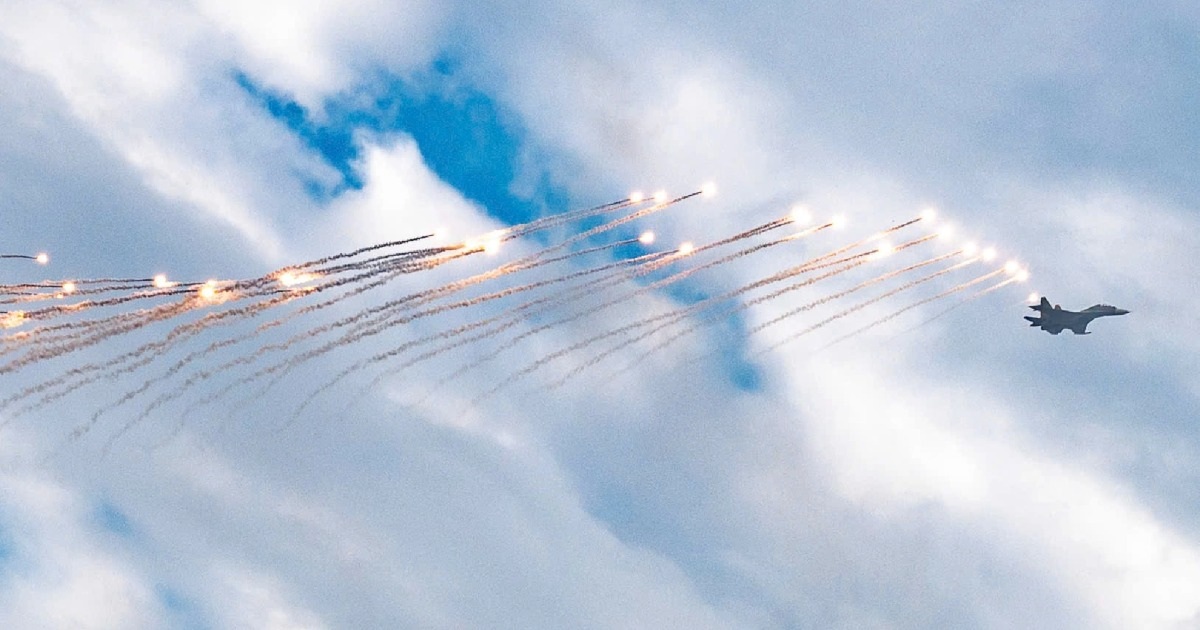 Mãn nhãn dàn tiêm kích SU-30MK2 thả bẫy nhiệt trên bầu trời Hà Nội Mãn nhãn dàn tiêm kích SU-30MK2 thả bẫy nhiệt trên bầu trời Hà Nội