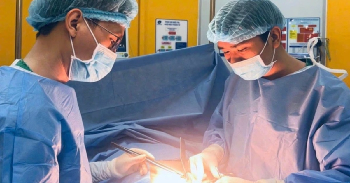 Mổ thoát vị rốn, bác sĩ phát hiện “sát thủ ẩn mình” trong bụng cụ ông Mổ thoát vị rốn, bác sĩ phát hiện "sát thủ ẩn mình" trong bụng cụ ông