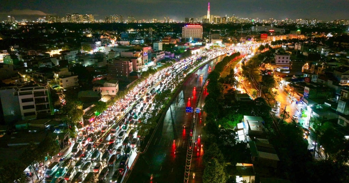 Mưa lớn, đường Phạm Văn Đồng kẹt xe kéo dài hơn 3km Mưa lớn, đường Phạm Văn Đồng kẹt xe kéo dài hơn 3km