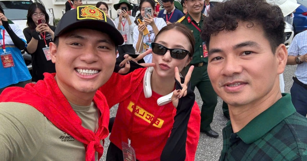 NSND Xuân Bắc đến thăm dàn nghệ sĩ hợp luyện ở Quảng trường Ba Đình NSND Xuân Bắc đến thăm dàn nghệ sĩ hợp luyện ở Quảng trường Ba Đình