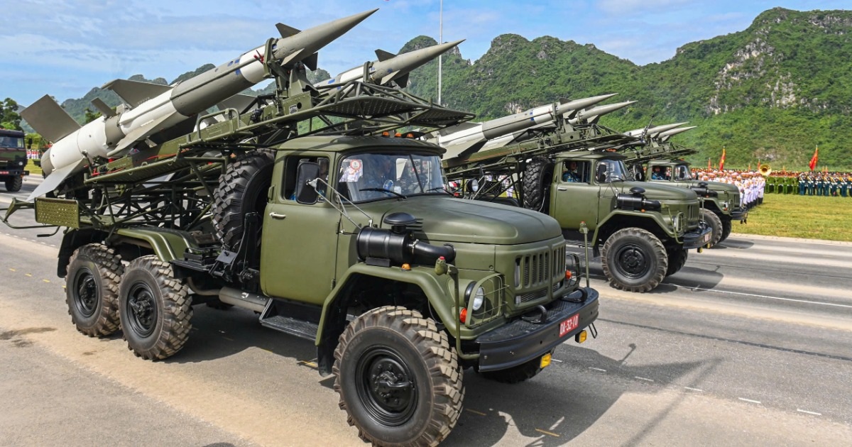 Ngắm dàn xe tăng, tên lửa, UAV hợp luyện chuẩn bị cho lễ diễu binh Ngắm dàn xe tăng, tên lửa, UAV hợp luyện chuẩn bị cho lễ diễu binh