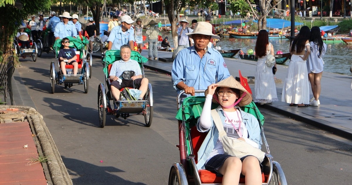 Người dân Đà Nẵng chật vật vì nắng nóng gay gắt kéo dài Người dân Đà Nẵng chật vật vì nắng nóng gay gắt kéo dài