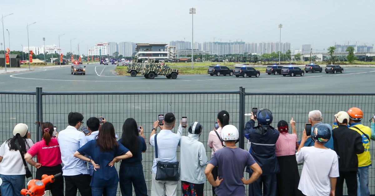 Người dân đổ về sân Mỹ Đình chiêm ngưỡng khí tài quân sự và dàn pháo lễ Người dân đổ về sân Mỹ Đình chiêm ngưỡng khí tài quân sự và dàn pháo lễ