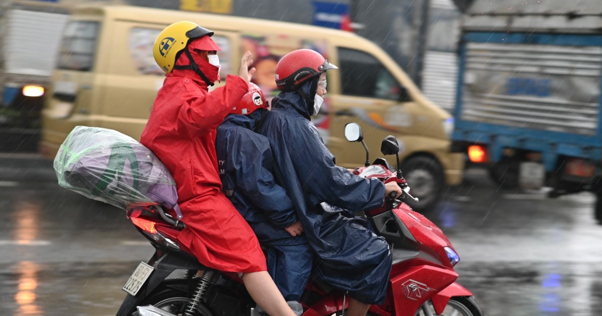 Người dân lỉnh kỉnh đồ đạc, đội mưa rời TPHCM đi nghỉ lễ Quốc khánh Người dân lỉnh kỉnh đồ đạc, đội mưa rời TPHCM đi nghỉ lễ Quốc khánh