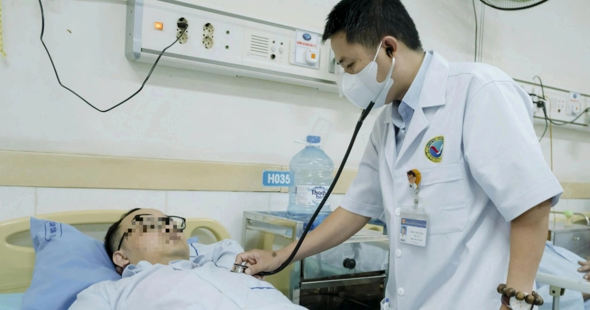 Người đàn ông bất ngờ ngưng tim trong lúc chờ khám bệnh Người đàn ông bất ngờ ngưng tim trong lúc chờ khám bệnh