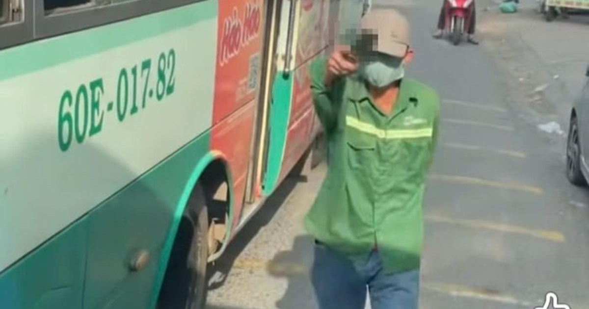 Người đàn ông bước xuống xe buýt, cầm dao chĩa vào tài xế ô tô ở Đồng Nai Người đàn ông bước xuống xe buýt, cầm dao chĩa vào tài xế ô tô ở Đồng Nai