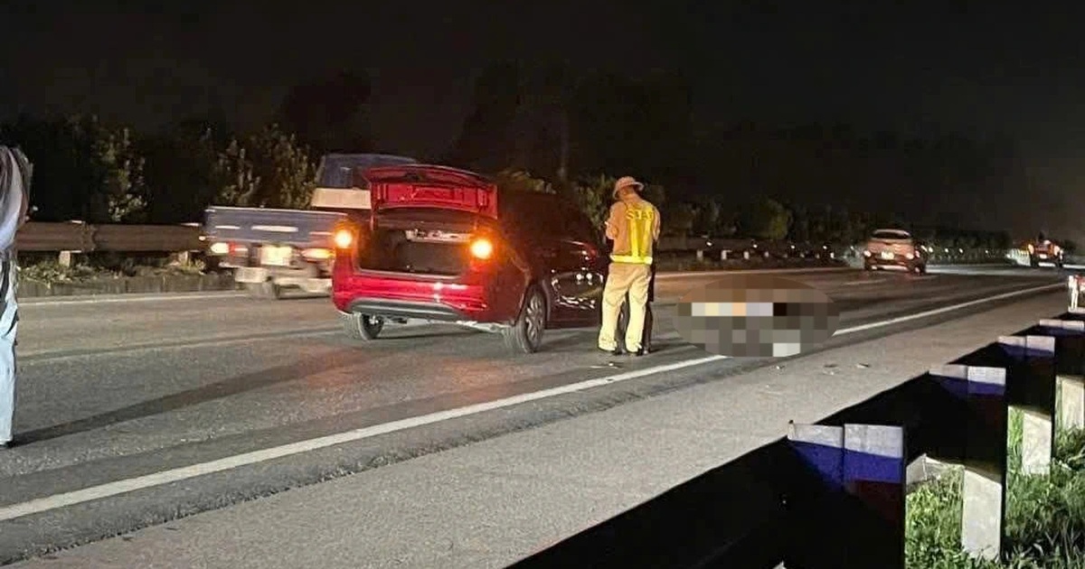 Người đàn ông đi qua đường cao tốc bị ô tô tông trúng, tử vong Người đàn ông đi qua đường cao tốc bị ô tô tông trúng, tử vong