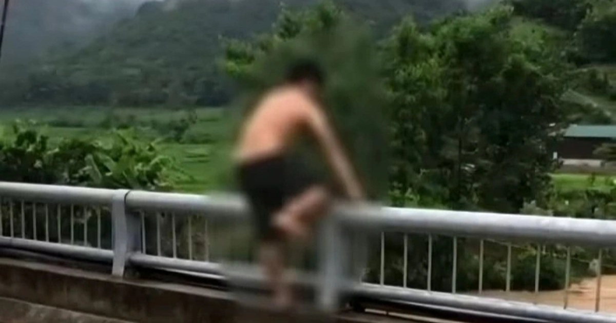 Người đàn ông nghi say rượu nhảy xuống dòng suối chảy xiết Người đàn ông nghi say rượu nhảy xuống dòng suối chảy xiết