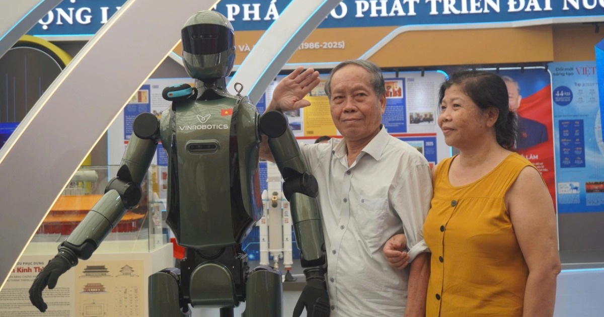 Người dân phấn khích với robot Việt Nam đi dạo, giao lưu ở triển lãm 80 năm Người dân phấn khích với robot Việt Nam đi dạo, giao lưu ở triển lãm 80 năm