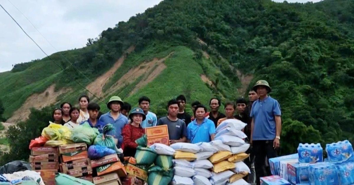 Người dân vùng lũ chia sẻ hàng cứu trợ với nhân dân nước bạn Lào Người dân vùng lũ chia sẻ hàng cứu trợ với nhân dân nước bạn Lào