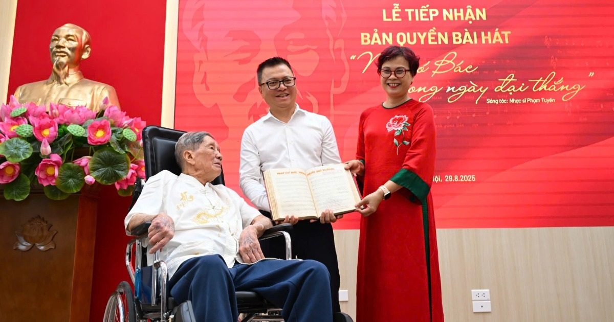 Nhạc sĩ Phạm Tuyên tặng “Như có Bác trong ngày đại thắng” cho Báo Nhân Dân Nhạc sĩ Phạm Tuyên tặng “Như có Bác trong ngày đại thắng” cho Báo Nhân Dân