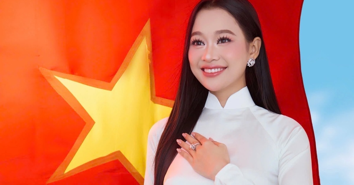 Nhan sắc trong veo của hoa hậu sinh năm 2005 tại lễ diễu binh Nhan sắc trong veo của hoa hậu sinh năm 2005 tại lễ diễu binh