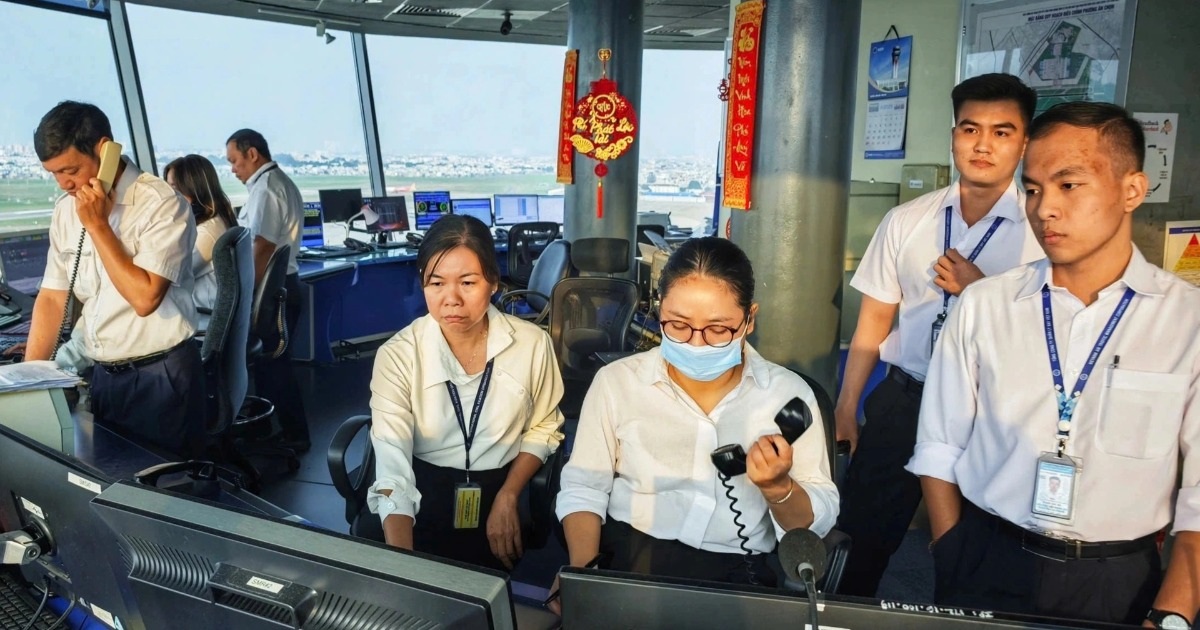 Nhiều máy bay không thể hạ cánh ở Tân Sơn Nhất vì mưa lớn Nhiều máy bay không thể hạ cánh ở Tân Sơn Nhất vì mưa lớn