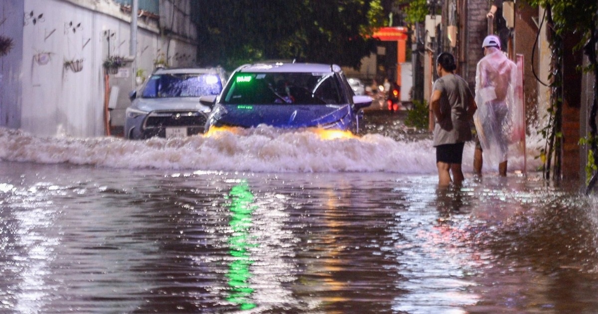 Nhiều tuyến phố ở Hà Nội ngập sâu, xe máy phải dắt bộ Nhiều tuyến phố ở Hà Nội ngập sâu, xe máy phải dắt bộ