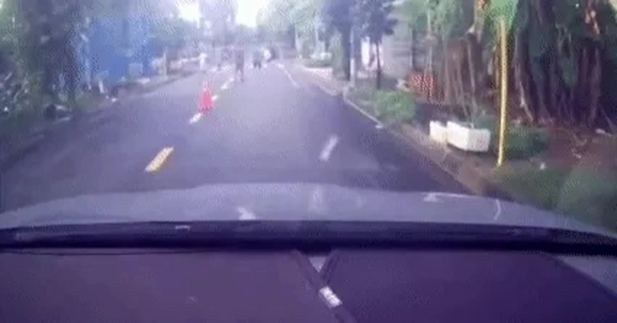 Nhóm người giăng lưới đánh cầu lông giữa đường, cầm dao dọa tài xế ở TPHCM Nhóm người giăng lưới đánh cầu lông giữa đường, cầm dao dọa tài xế ở TPHCM