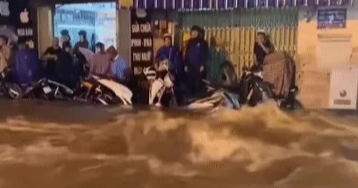 Nước cuồn cuộn như lũ quét trong cơn mưa lớn ở TPHCM Nước cuồn cuộn như lũ quét trong cơn mưa lớn ở TPHCM