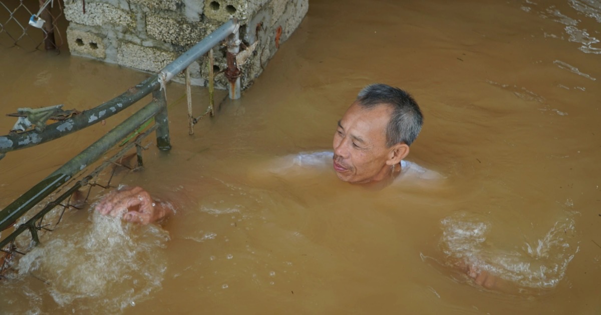 Nước tràn bờ đê, hàng nghìn hộ dân bị ngập sâu trong lũ Nước tràn bờ đê, hàng nghìn hộ dân bị ngập sâu trong lũ