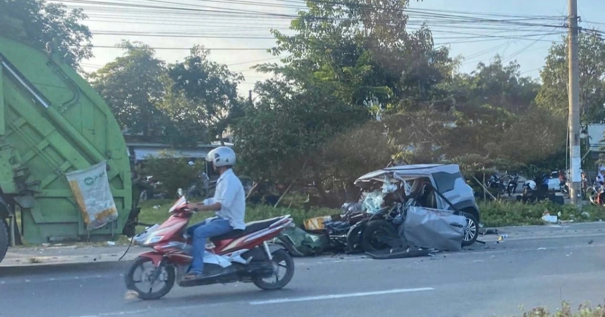 Ô tô va chạm với xe chở rác, 3 người thương vong Ô tô va chạm với xe chở rác, 3 người thương vong