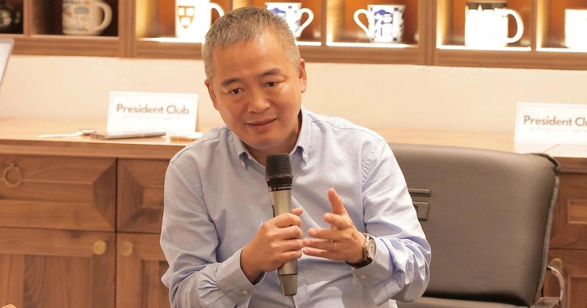 PGS Nguyễn Lân Hiếu: Máy sốc tim công cộng tốn kém, nhưng mạng người vô giá PGS Nguyễn Lân Hiếu: Máy sốc tim công cộng tốn kém, nhưng mạng người vô giá