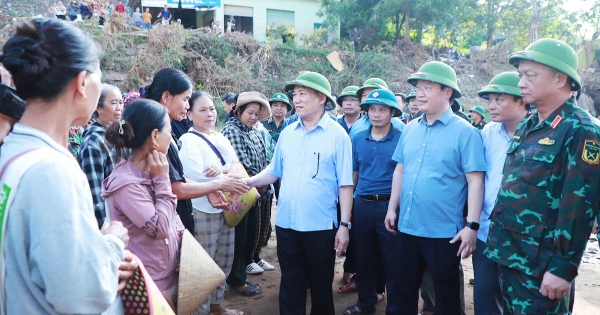 Phó Thủ tướng Hồ Đức Phớc: Không để người dân vùng lũ rơi vào cảnh đứt bữa Phó Thủ tướng Hồ Đức Phớc: Không để người dân vùng lũ rơi vào cảnh đứt bữa