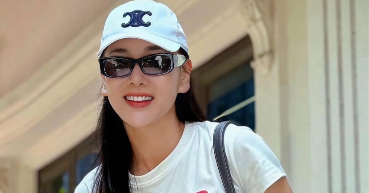 Phương Oanh diện bộ đồ “giản dị” giá 1,4 tỷ đồng, lộ là fan của Blackpink Phương Oanh diện bộ đồ "giản dị" giá 1,4 tỷ đồng, lộ là fan của Blackpink