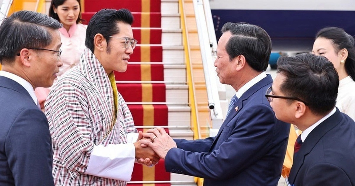 Quốc vương Bhutan và Hoàng hậu đến Hà Nội, bắt đầu chuyến thăm Việt Nam Quốc vương Bhutan và Hoàng hậu đến Hà Nội, bắt đầu chuyến thăm Việt Nam