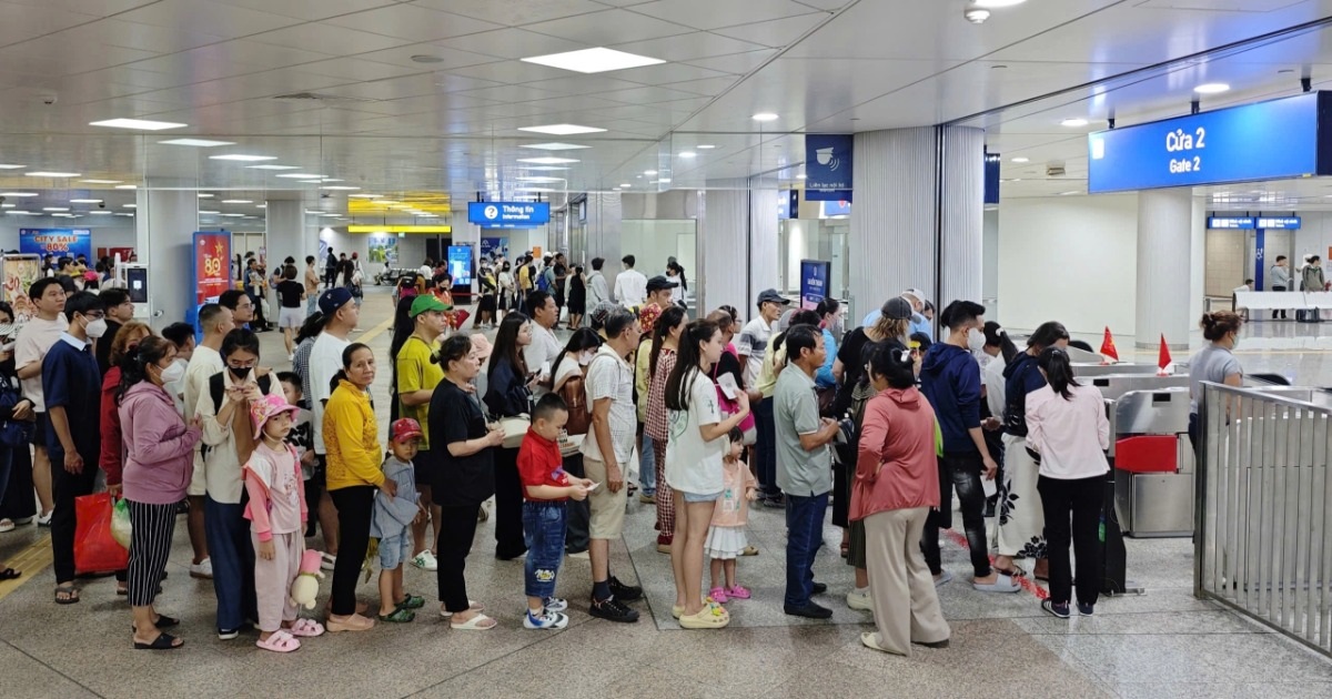“Rồng rắn” xếp hàng đi chơi lễ tại ga tàu điện ngầm TPHCM "Rồng rắn" xếp hàng đi chơi lễ tại ga tàu điện ngầm TPHCM