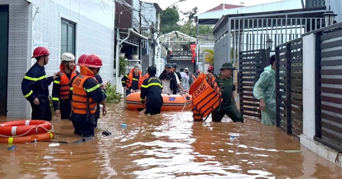 Sơ tán trẻ em, người già ra khỏi vùng bị nước lũ cô lập ở Đà Lạt Sơ tán trẻ em, người già ra khỏi vùng bị nước lũ cô lập ở Đà Lạt