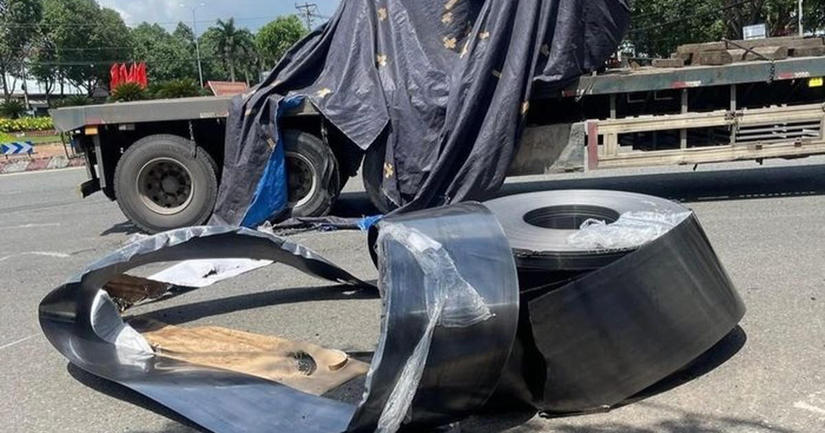 Tái diễn cảnh hai cuộn thép hàng chục tấn rơi ở vòng xoay ở TPHCM Tái diễn cảnh hai cuộn thép hàng chục tấn rơi ở vòng xoay ở TPHCM