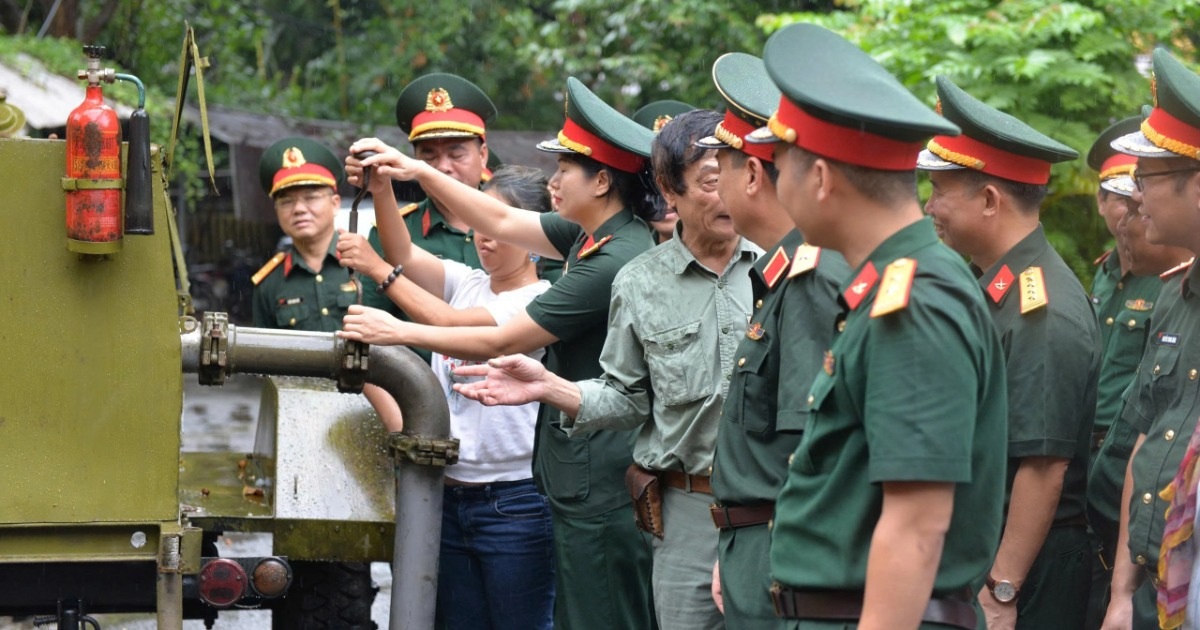 Tặng gia đình Đại tướng Võ Nguyên Giáp kỷ vật đường ống xăng dầu Trường Sơn Tặng gia đình Đại tướng Võ Nguyên Giáp kỷ vật đường ống xăng dầu Trường Sơn