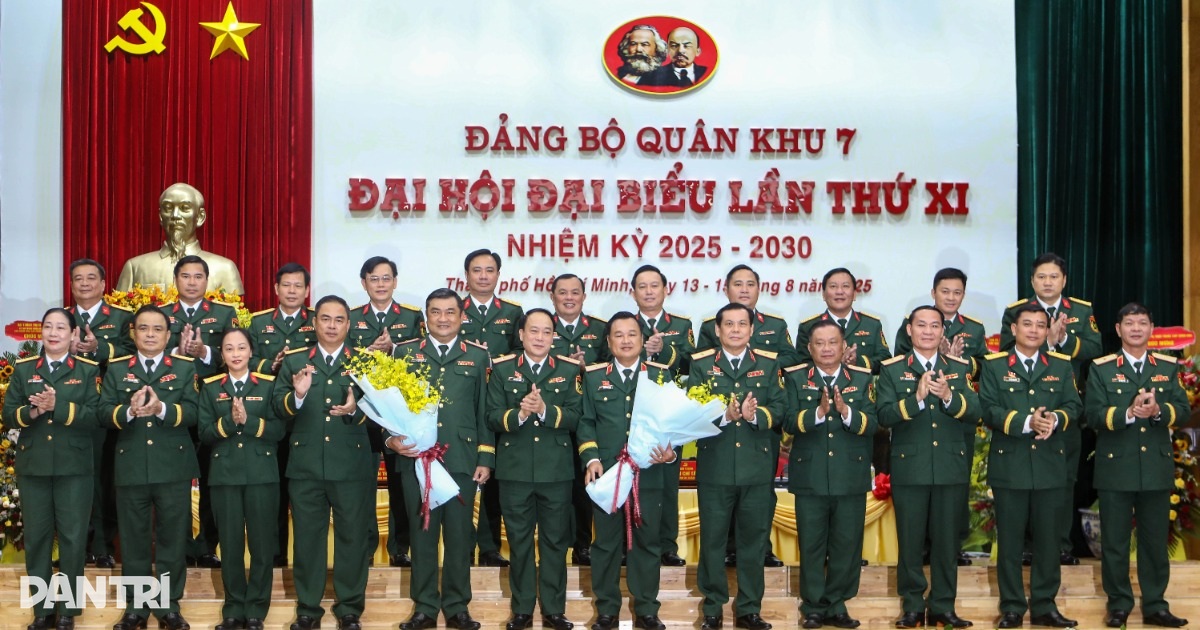 Thiếu tướng Trần Vinh Ngọc được bầu giữ chức Bí thư Đảng ủy Quân khu 7 Thiếu tướng Trần Vinh Ngọc được bầu giữ chức Bí thư Đảng ủy Quân khu 7