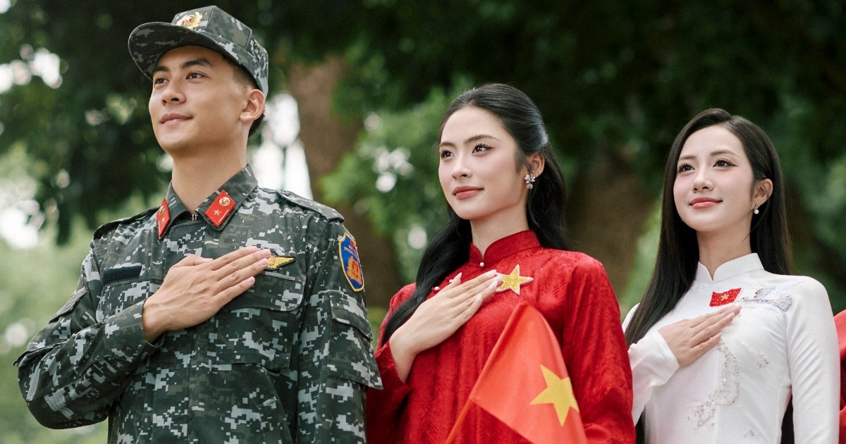 Thiếu úy cảnh vệ sánh vai cùng với top 3 Hoa hậu Việt Nam Thiếu úy cảnh vệ sánh vai cùng với top 3 Hoa hậu Việt Nam