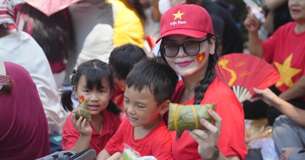 Thực phẩm, thuốc men theo chân người dân vượt trăm cây số xem A80 Thực phẩm, thuốc men theo chân người dân vượt trăm cây số xem A80