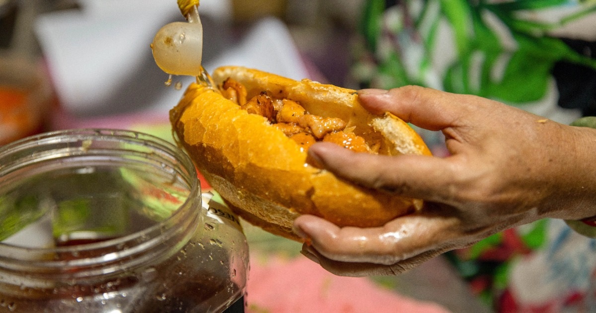 Tiệm bánh mì vỉa hè bị đề xuất phạt 80,5 triệu đồng do bán hàng nhiễm khuẩn Tiệm bánh mì vỉa hè bị đề xuất phạt 80,5 triệu đồng do bán hàng nhiễm khuẩn