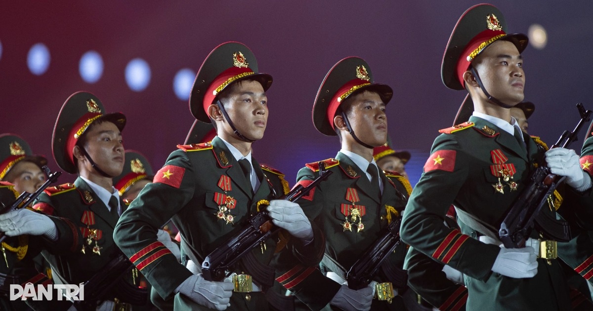 Tiết lộ về màn diễu binh nổi da gà của 68 chiến sĩ ở concert 50.000 người Tiết lộ về màn diễu binh nổi da gà của 68 chiến sĩ ở concert 50.000 người