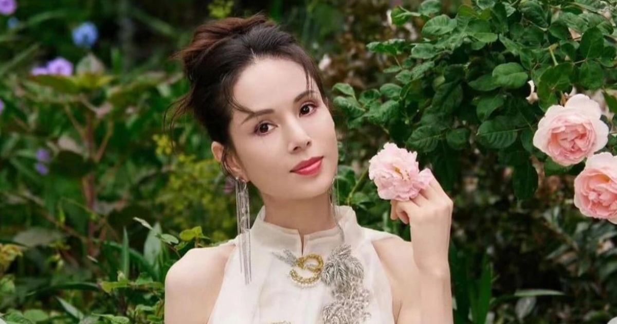 “Tiểu Long Nữ” Lý Nhược Đồng bị nghi dùng hộ chiếu giả vì… quá trẻ "Tiểu Long Nữ" Lý Nhược Đồng bị nghi dùng hộ chiếu giả vì... quá trẻ