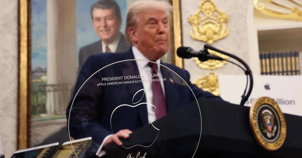 Tim Cook tặng Tổng thống Donald Trump món quà đặc biệt kèm lời hứa gì? Tim Cook tặng Tổng thống Donald Trump món quà đặc biệt kèm lời hứa gì?