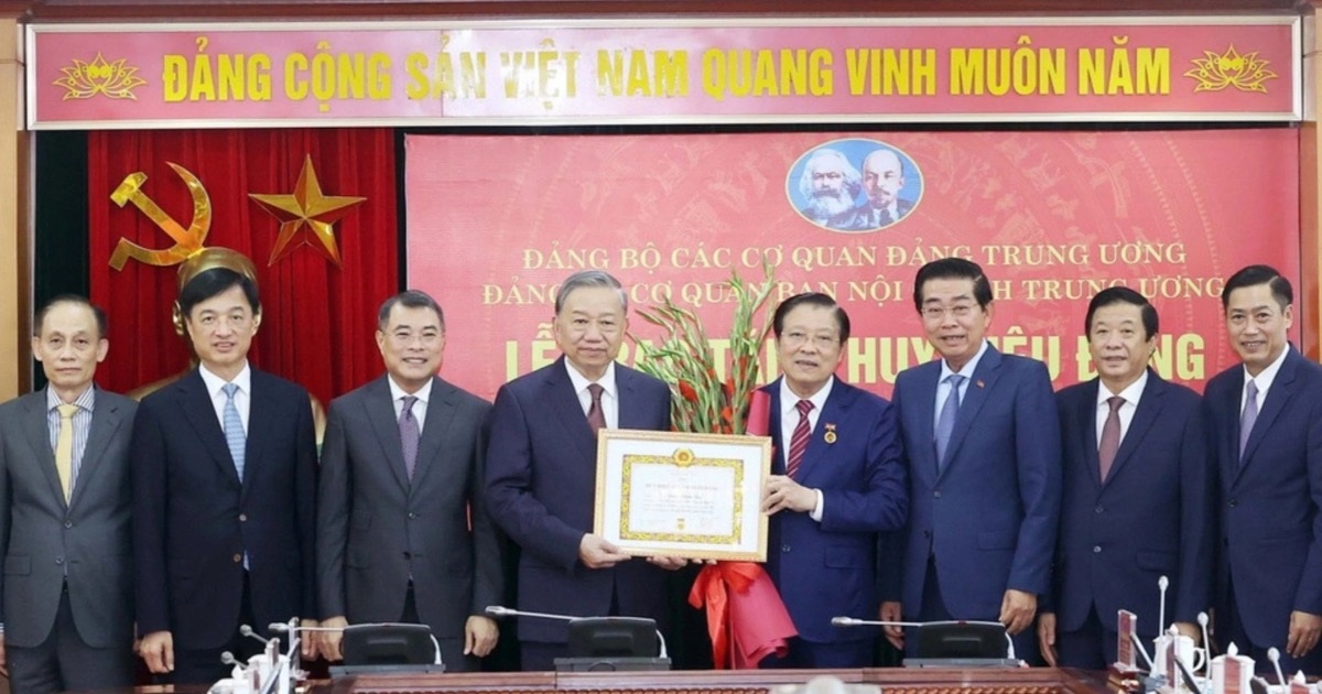 Tổng Bí thư Tô Lâm trao Huy hiệu 45 năm tuổi Đảng tặng đồng chí Phan Đình Trạc Tổng Bí thư Tô Lâm trao Huy hiệu 45 năm tuổi Đảng tặng đồng chí Phan Đình Trạc