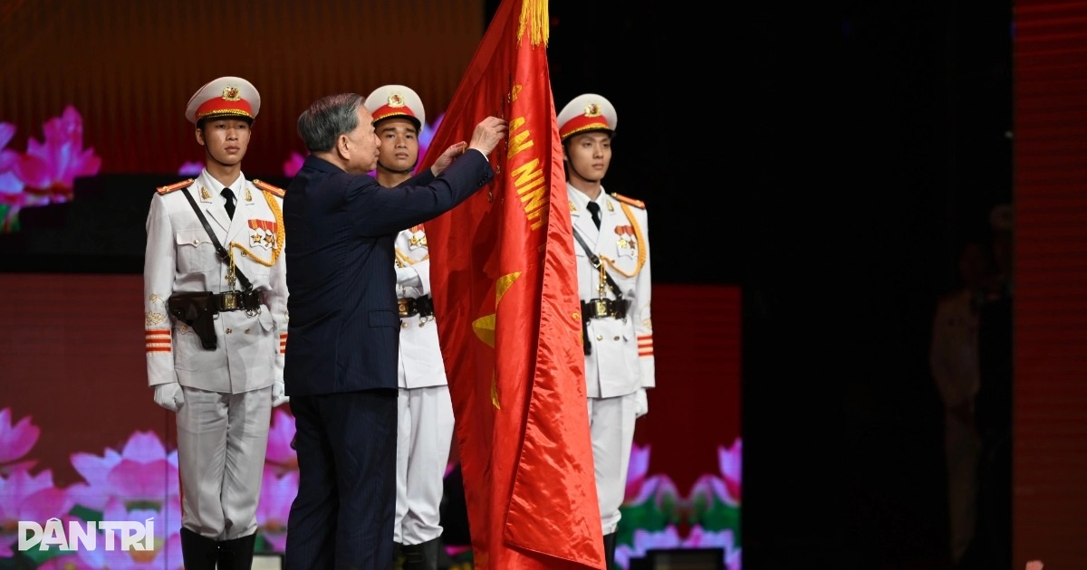 Tổng Bí thư trao tặng Huân chương Sao Vàng cho lực lượng Công an nhân dân Tổng Bí thư trao tặng Huân chương Sao Vàng cho lực lượng Công an nhân dân
