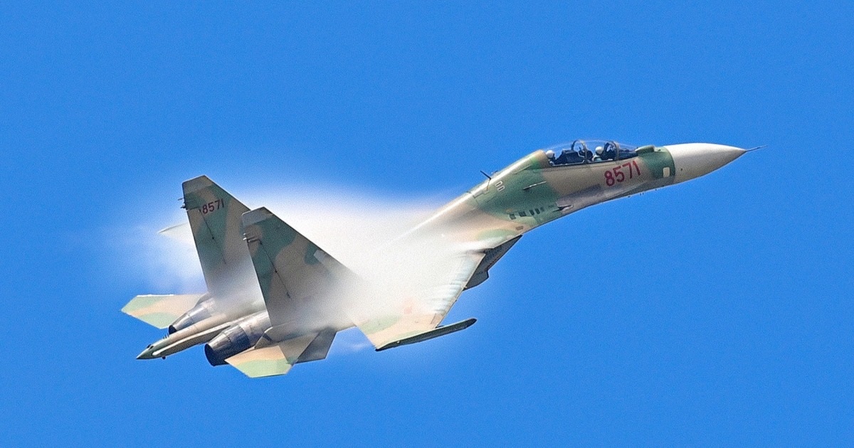 Trải nghiệm thực tế ảo: Vào buồng lái SU-30 nhào lộn trên bầu trời Thủ đô Trải nghiệm thực tế ảo: Vào buồng lái SU-30 nhào lộn trên bầu trời Thủ đô