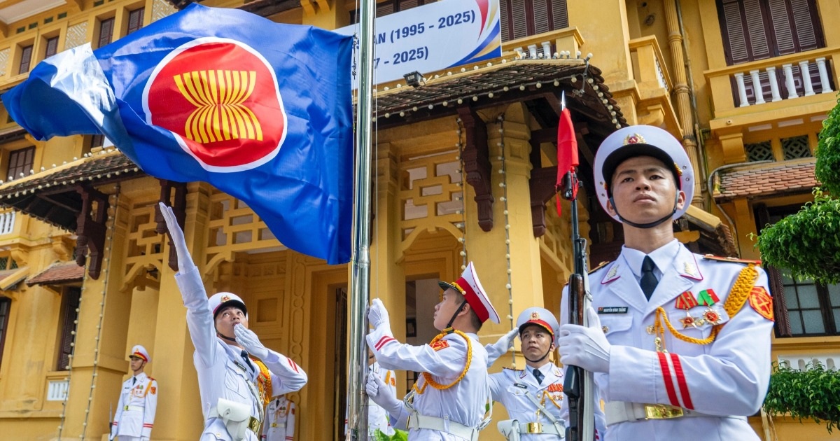 Trang trọng Lễ thượng cờ kỷ niệm 58 năm Ngày thành lập ASEAN Trang trọng Lễ thượng cờ kỷ niệm 58 năm Ngày thành lập ASEAN