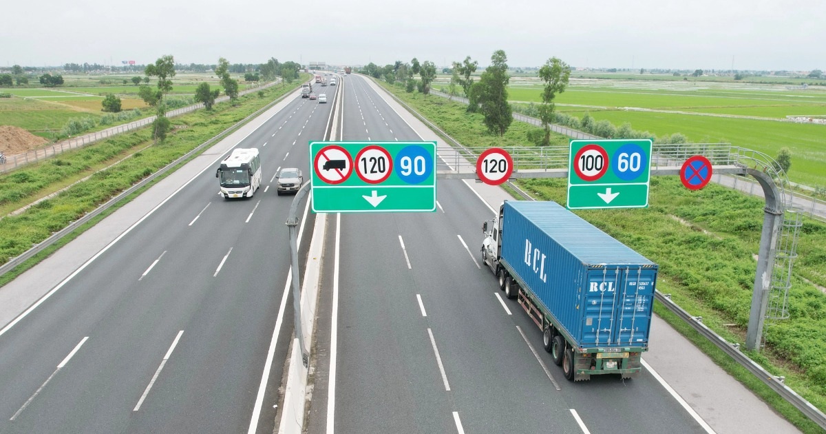 Tranh luận cách vượt khi cấm xe tải đi vào làn 1 cao tốc Hà Nội – Hải Phòng Tranh luận cách vượt khi cấm xe tải đi vào làn 1 cao tốc Hà Nội - Hải Phòng