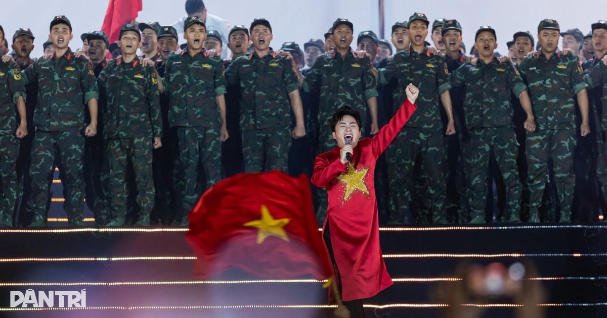 Tùng Dương cùng 30.000 người hát Quốc ca trong “Tự hào là người Việt Nam” Tùng Dương cùng 30.000 người hát Quốc ca trong "Tự hào là người Việt Nam"
