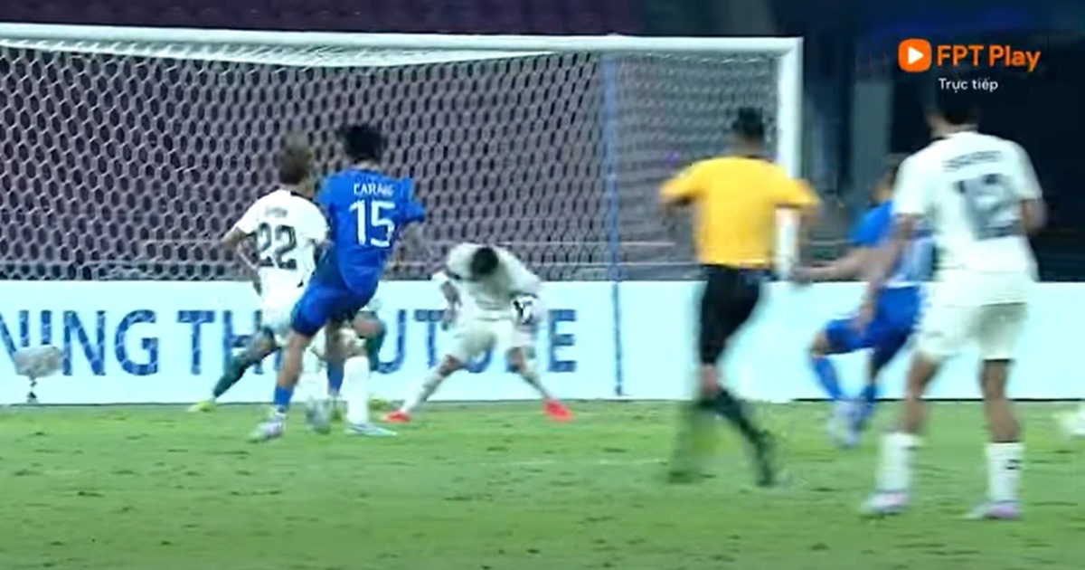 U23 Thái Lan thoát phạt đền nhạy cảm, cổ động viên gọi tên VAR U23 Thái Lan thoát phạt đền nhạy cảm, cổ động viên gọi tên VAR