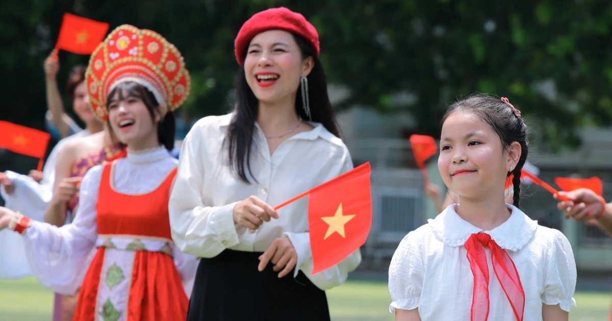 “Viết tiếp câu chuyện hòa bình” phiên bản 13 thứ tiếng gây sốt "Viết tiếp câu chuyện hòa bình" phiên bản 13 thứ tiếng gây sốt