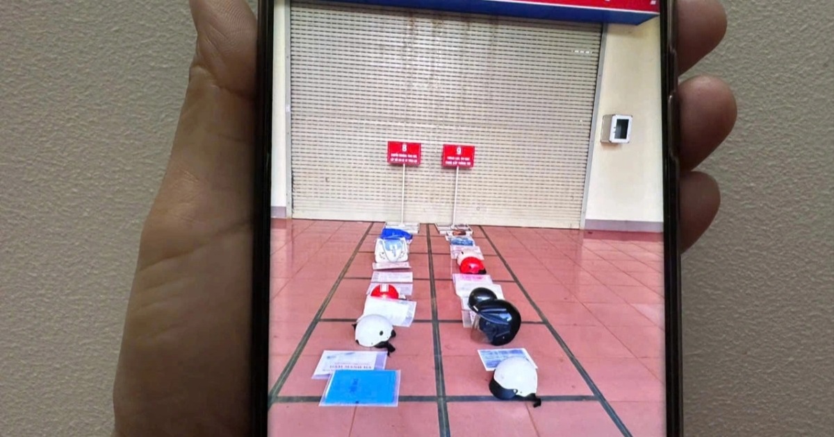 Xã lên tiếng việc dân “xí chỗ” bằng mũ bảo hiểm trước trung tâm hành chính Xã lên tiếng việc dân "xí chỗ" bằng mũ bảo hiểm trước trung tâm hành chính