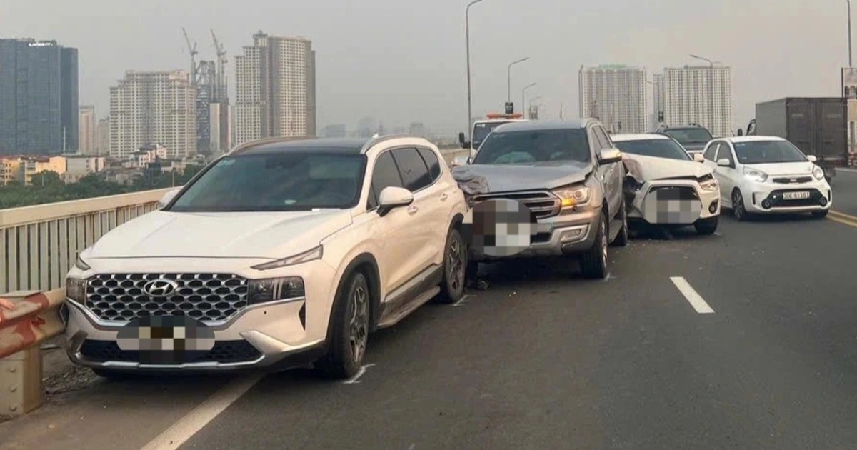Xảy ra 3 vụ tai nạn liên hoàn trên cầu Thăng Long, gây ùn tắc hơn 10km Xảy ra 3 vụ tai nạn liên hoàn trên cầu Thăng Long, gây ùn tắc hơn 10km