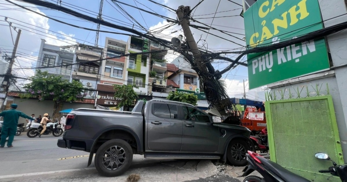 Xe bán tải húc gãy cột điện, tông chết người đi đường ở TPHCM Xe bán tải húc gãy cột điện, tông chết người đi đường ở TPHCM