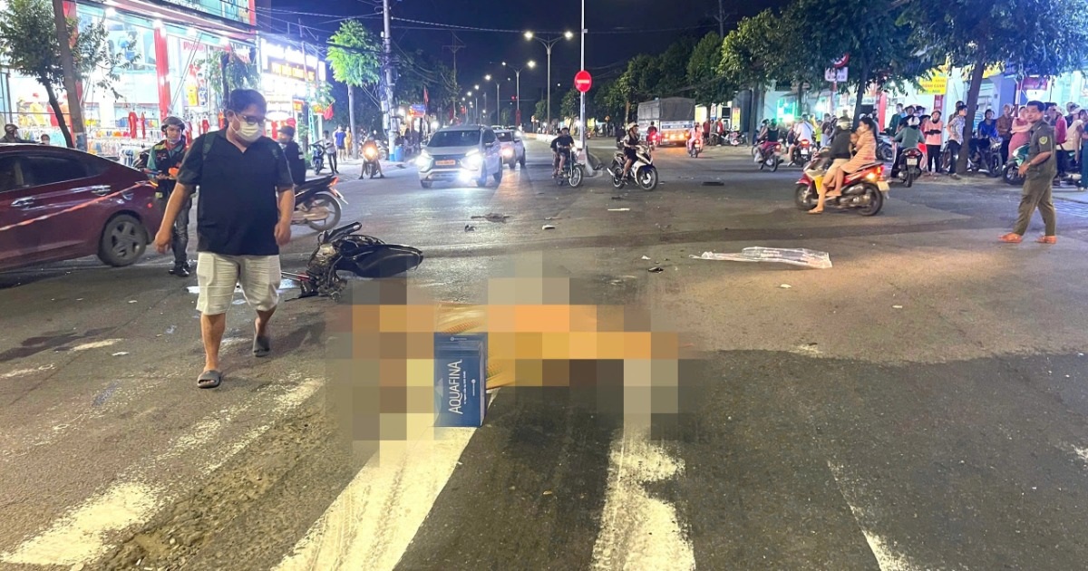 Xe máy văng bánh trước, thiếu niên 16 tuổi tử vong ở TPHCM Xe máy văng bánh trước, thiếu niên 16 tuổi tử vong ở TPHCM