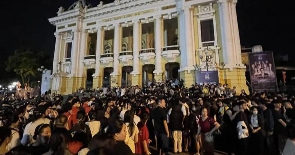 Xếp hàng xuyên đêm để nhận vé miễn phí concert “Việt Nam trong tôi” Xếp hàng xuyên đêm để nhận vé miễn phí concert “Việt Nam trong tôi”